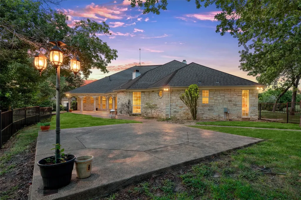 1340 Autumn Oaks Circle China Spring TX 76633