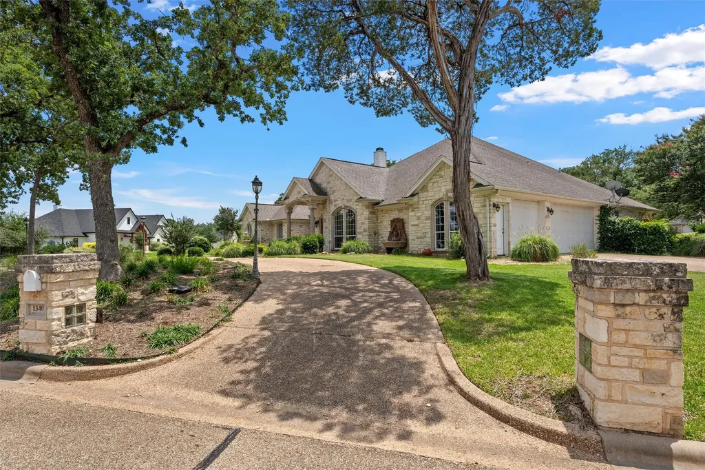 1340 Autumn Oaks Circle China Spring TX 76633