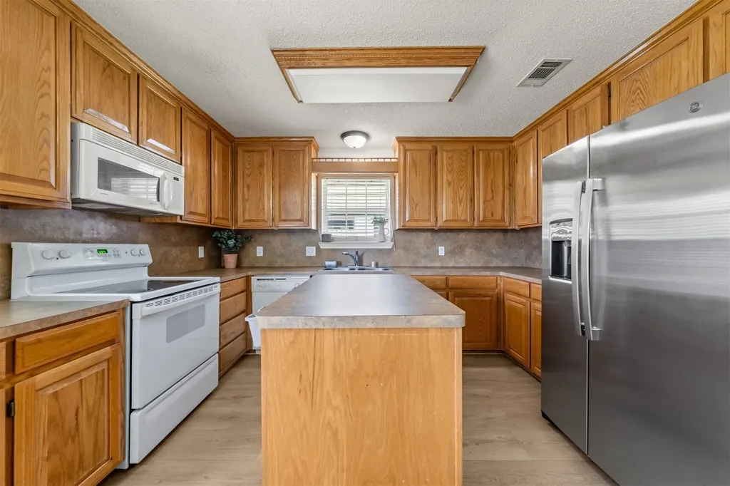104 W Jade Drive Hewitt TX 76643