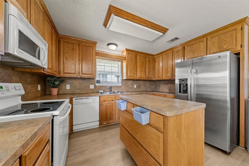 104 W Jade Drive Hewitt TX 76643