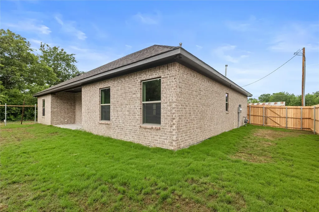 106 N Lackey Street Tom Bean TX 75489