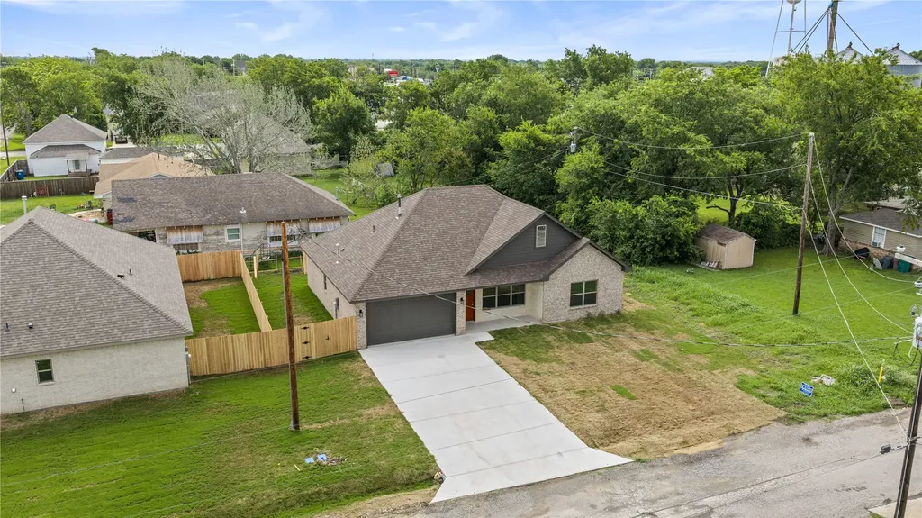106 N Lackey Street Tom Bean TX 75489