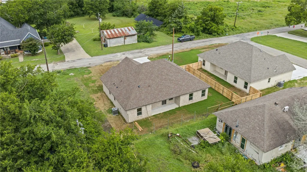 106 N Lackey Street Tom Bean TX 75489