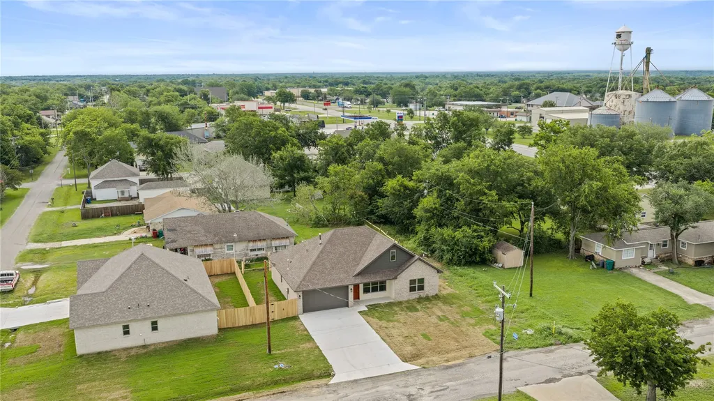 106 N Lackey Street Tom Bean TX 75489