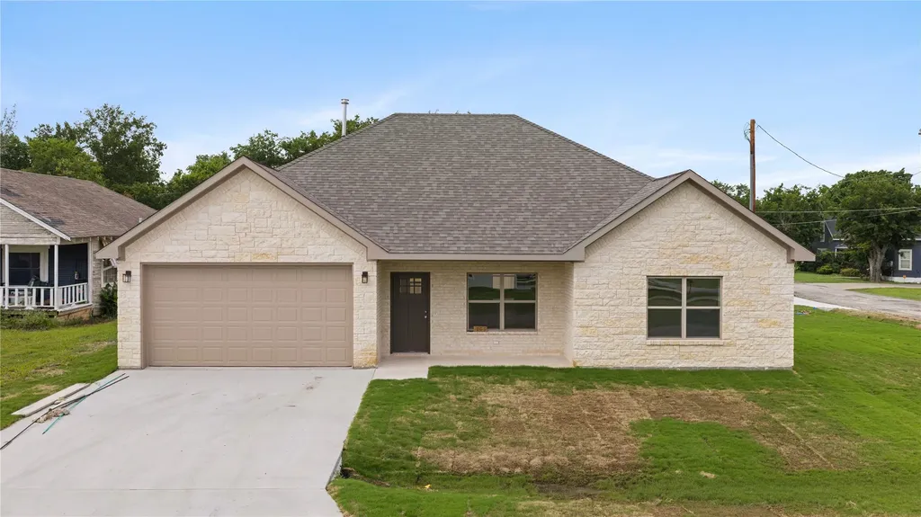 209 W Bonham Street Tom Bean TX 75489