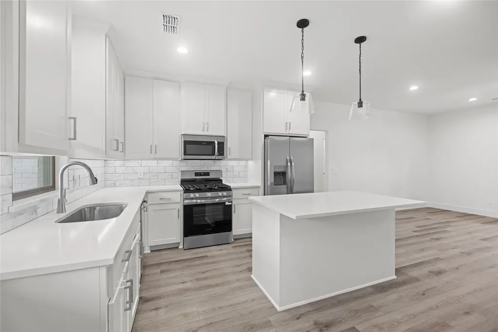 209 W Bonham Street Tom Bean TX 75489
