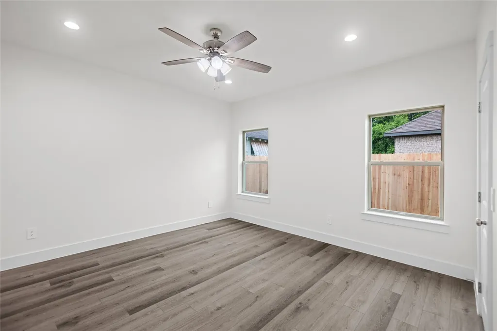 209 W Bonham Street Tom Bean TX 75489