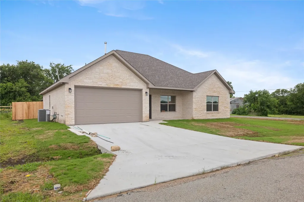 209 W Bonham Street Tom Bean TX 75489