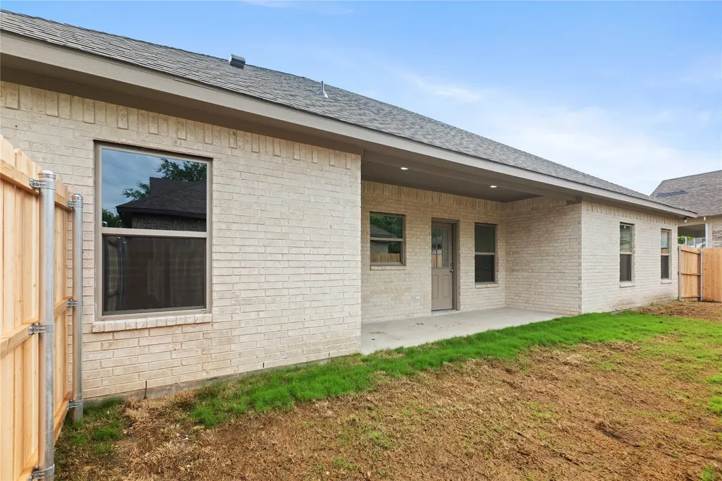 209 W Bonham Street Tom Bean TX 75489