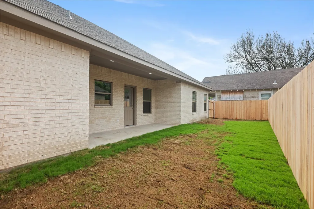 209 W Bonham Street Tom Bean TX 75489