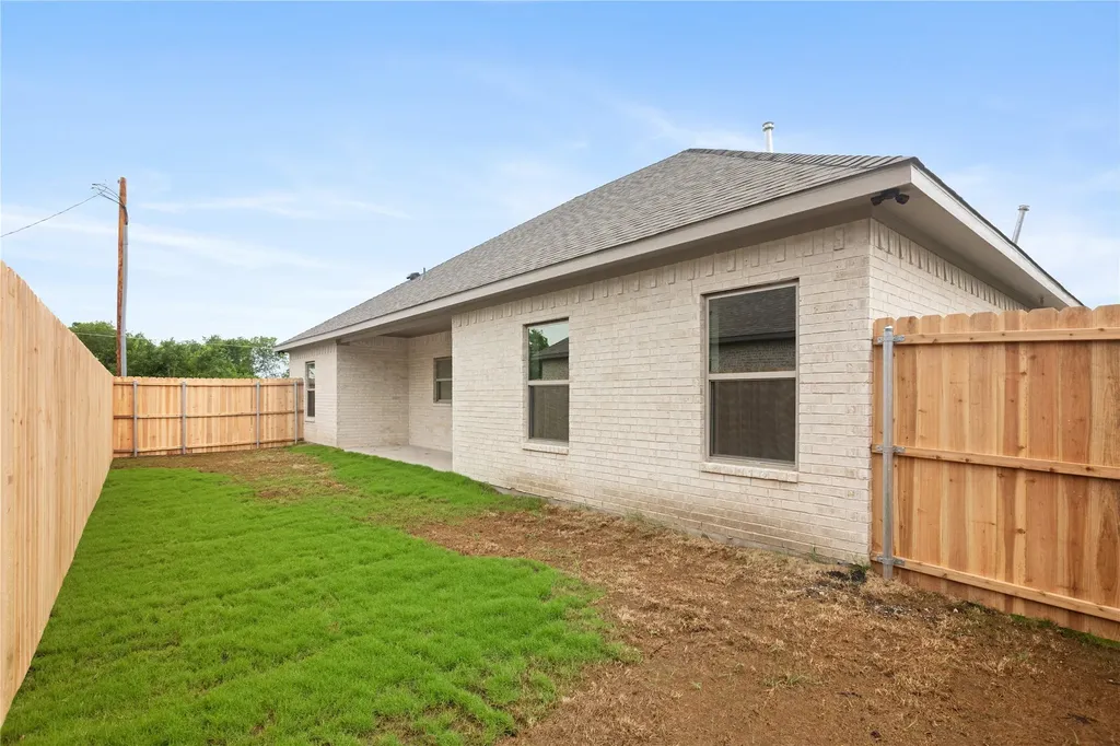 209 W Bonham Street Tom Bean TX 75489