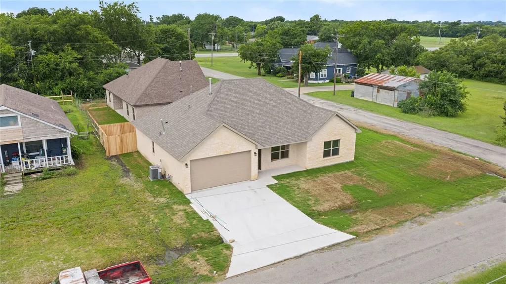 209 W Bonham Street Tom Bean TX 75489
