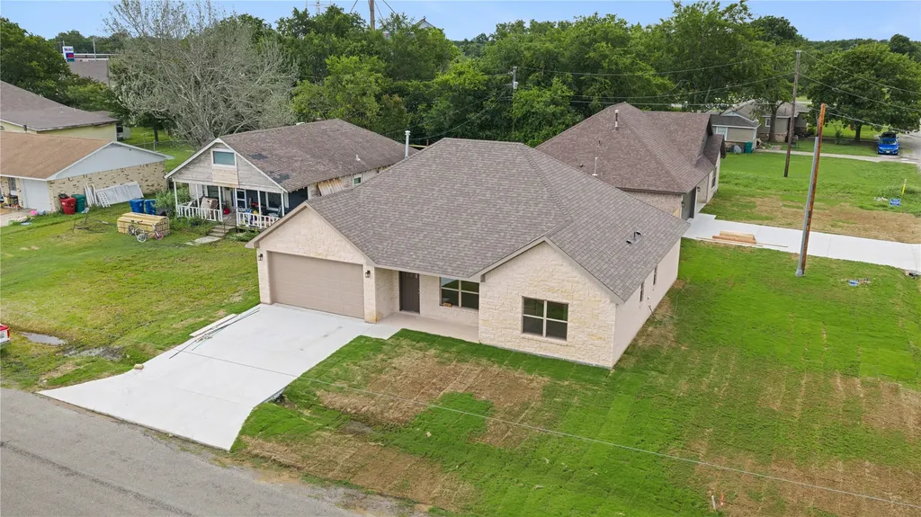 209 W Bonham Street Tom Bean TX 75489