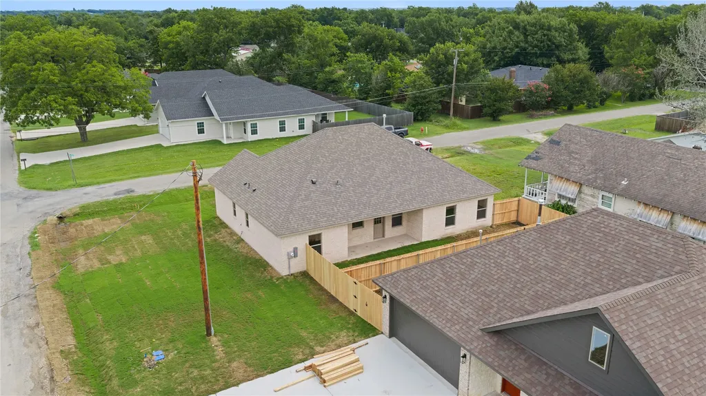 209 W Bonham Street Tom Bean TX 75489