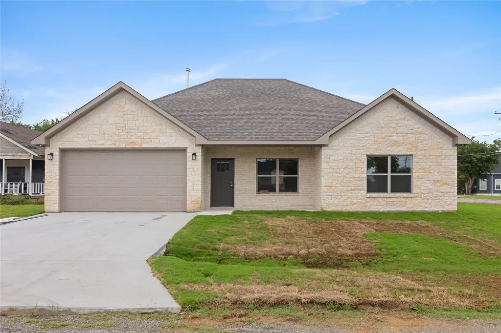 209 W Bonham Street Tom Bean TX 75489