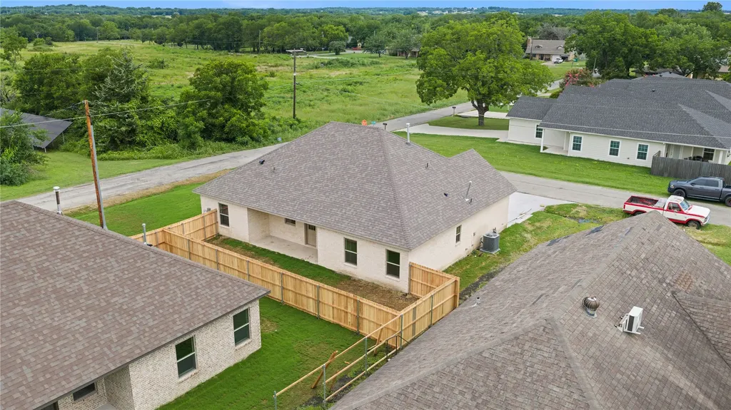 209 W Bonham Street Tom Bean TX 75489