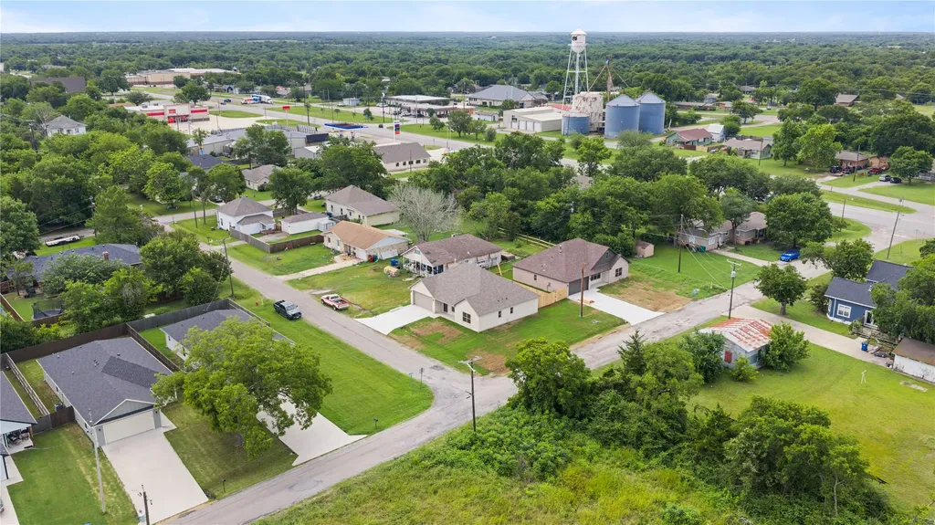 209 W Bonham Street Tom Bean TX 75489