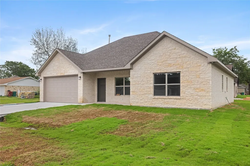 209 W Bonham Street Tom Bean TX 75489
