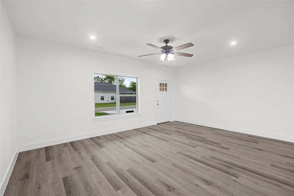 209 W Bonham Street Tom Bean TX 75489