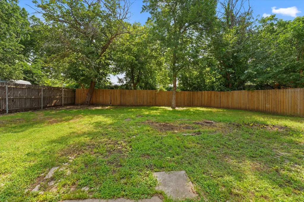 826 Harbor Drive Lewisville TX 75057