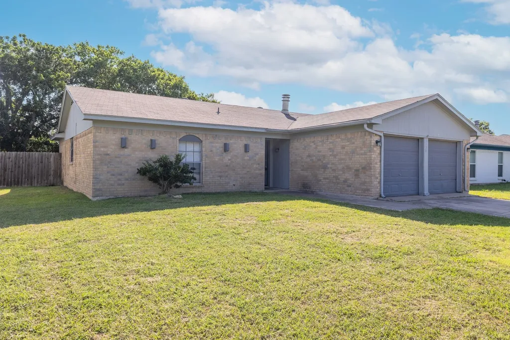 1128 E Georgian Road Saginaw TX 76179