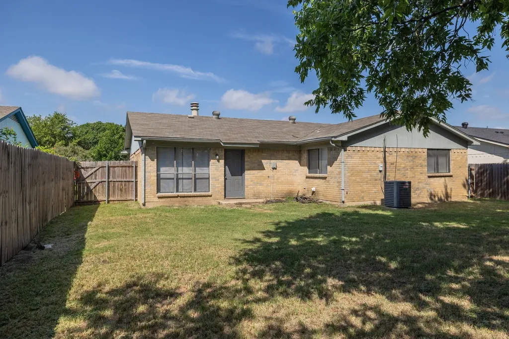 1128 E Georgian Road Saginaw TX 76179
