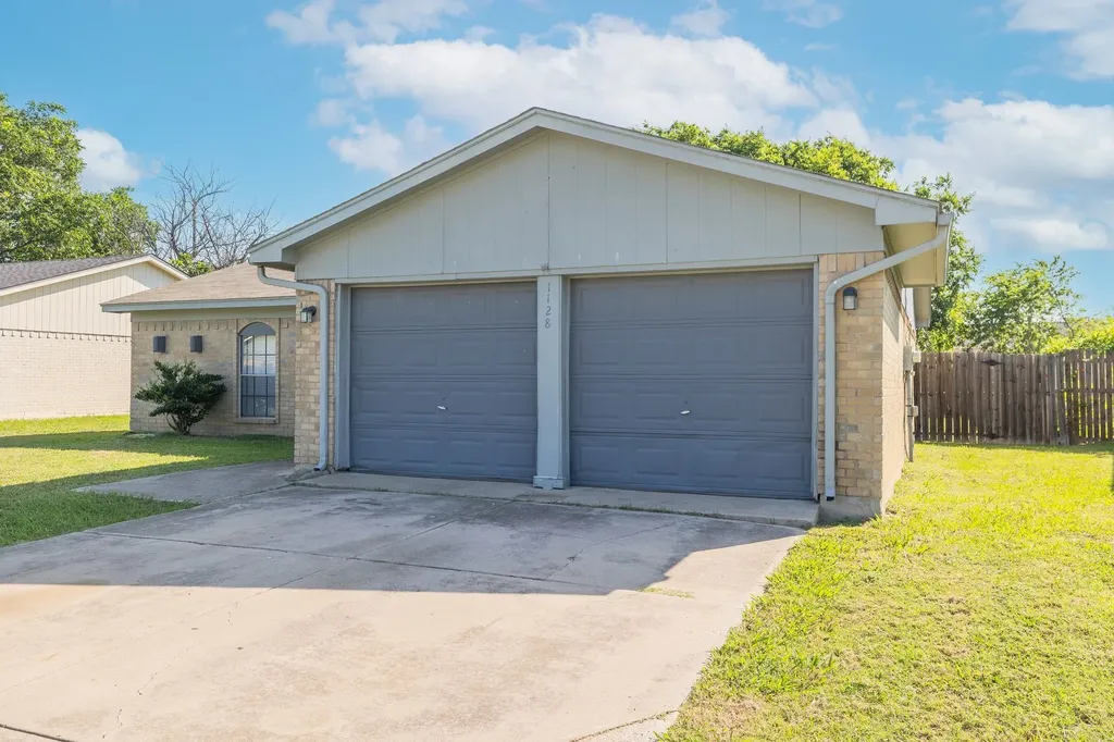 1128 E Georgian Road Saginaw TX 76179