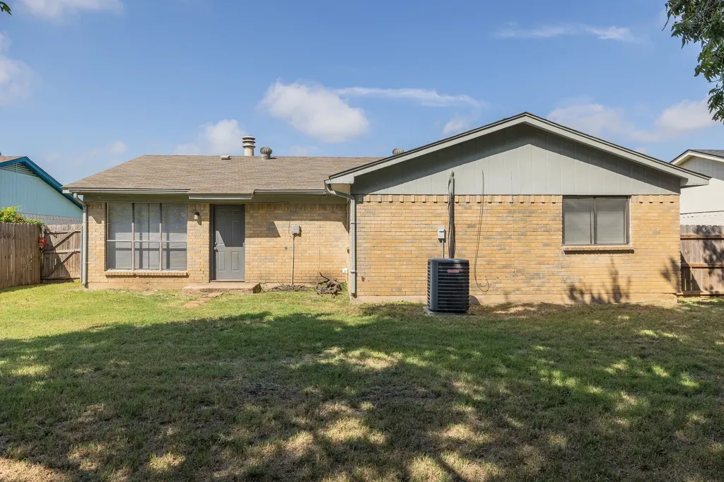 1128 E Georgian Road Saginaw TX 76179