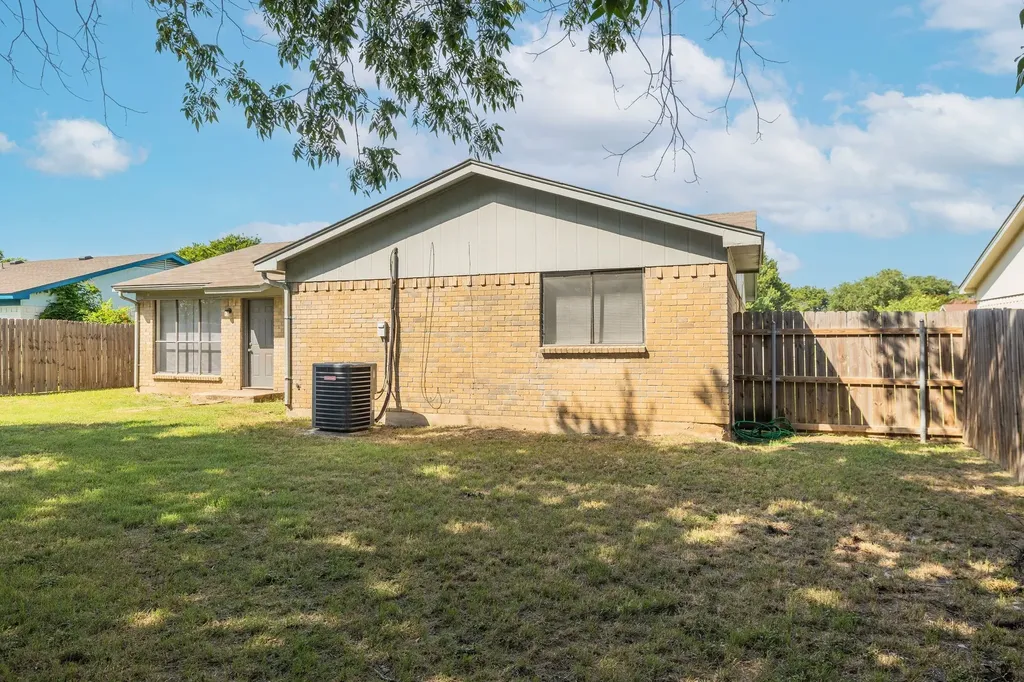 1128 E Georgian Road Saginaw TX 76179