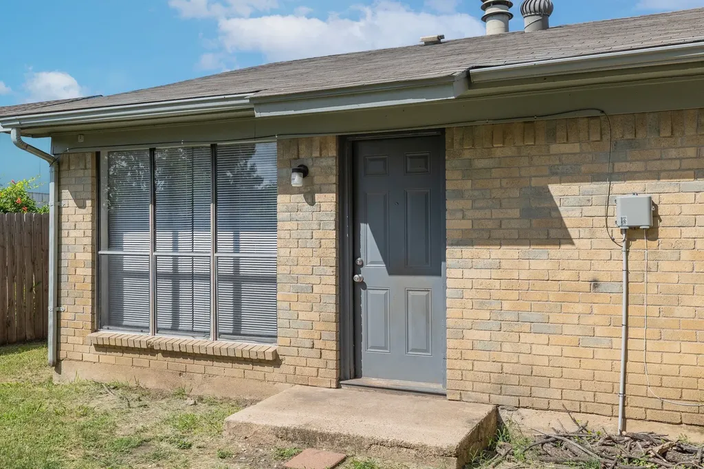 1128 E Georgian Road Saginaw TX 76179