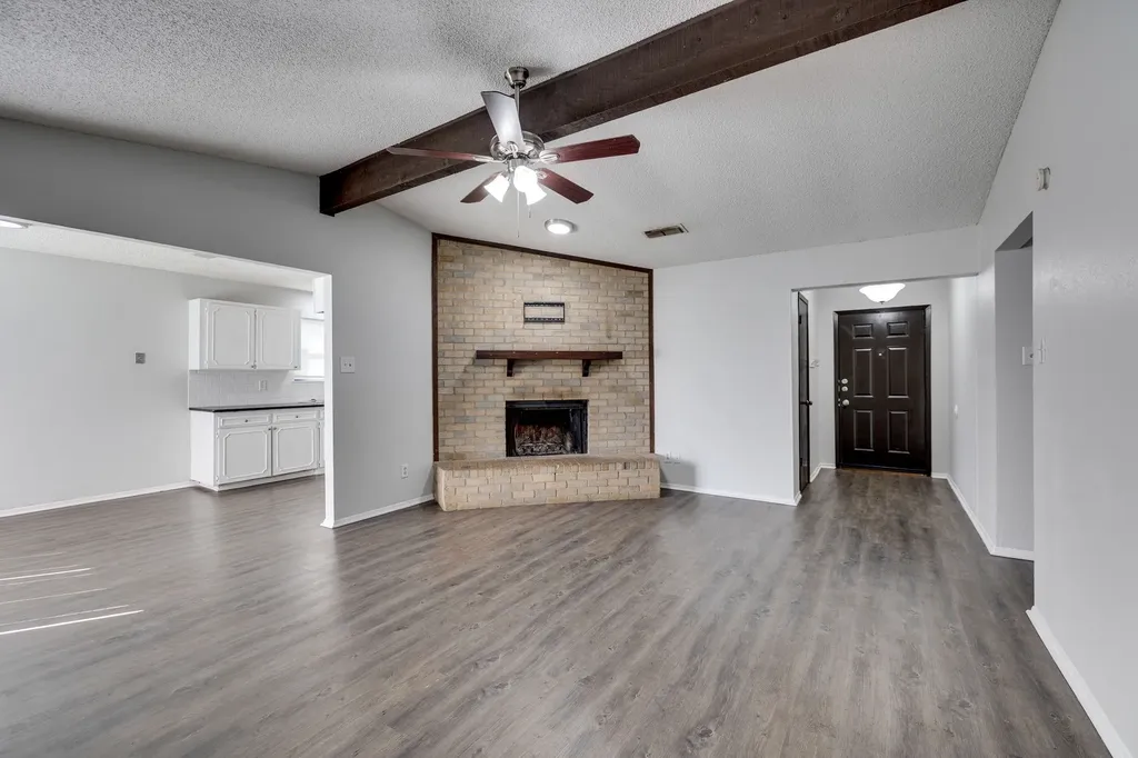 1128 E Georgian Road Saginaw TX 76179