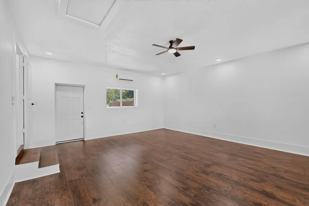 550 Glen Oaks Boulevard Dallas TX 75232