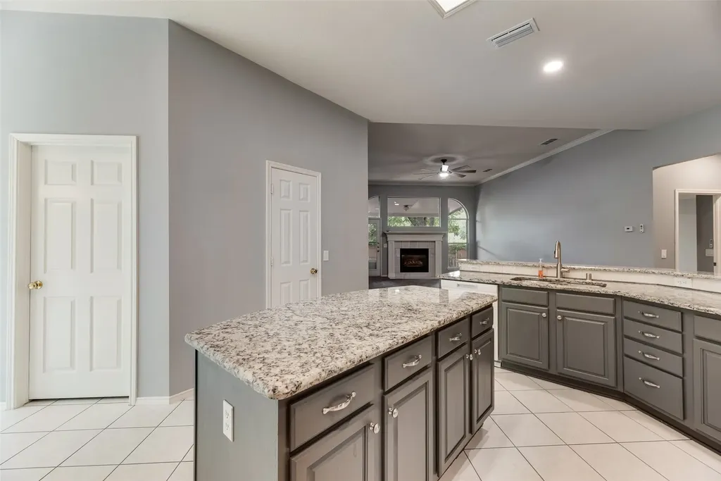 828 Abbots Lane Denton TX 76205