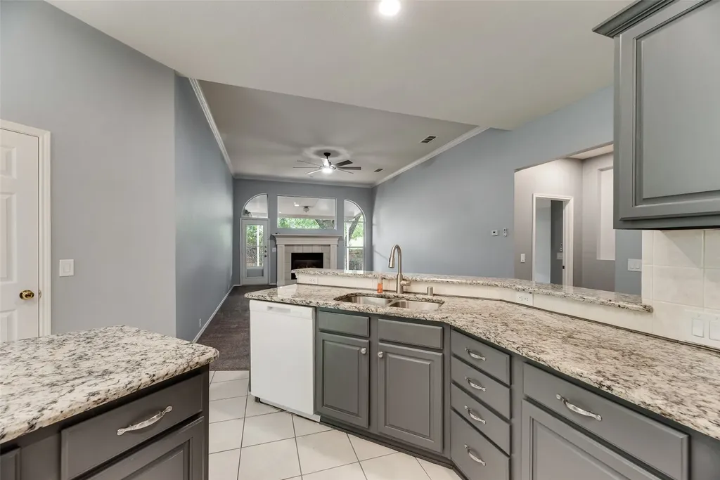 828 Abbots Lane Denton TX 76205