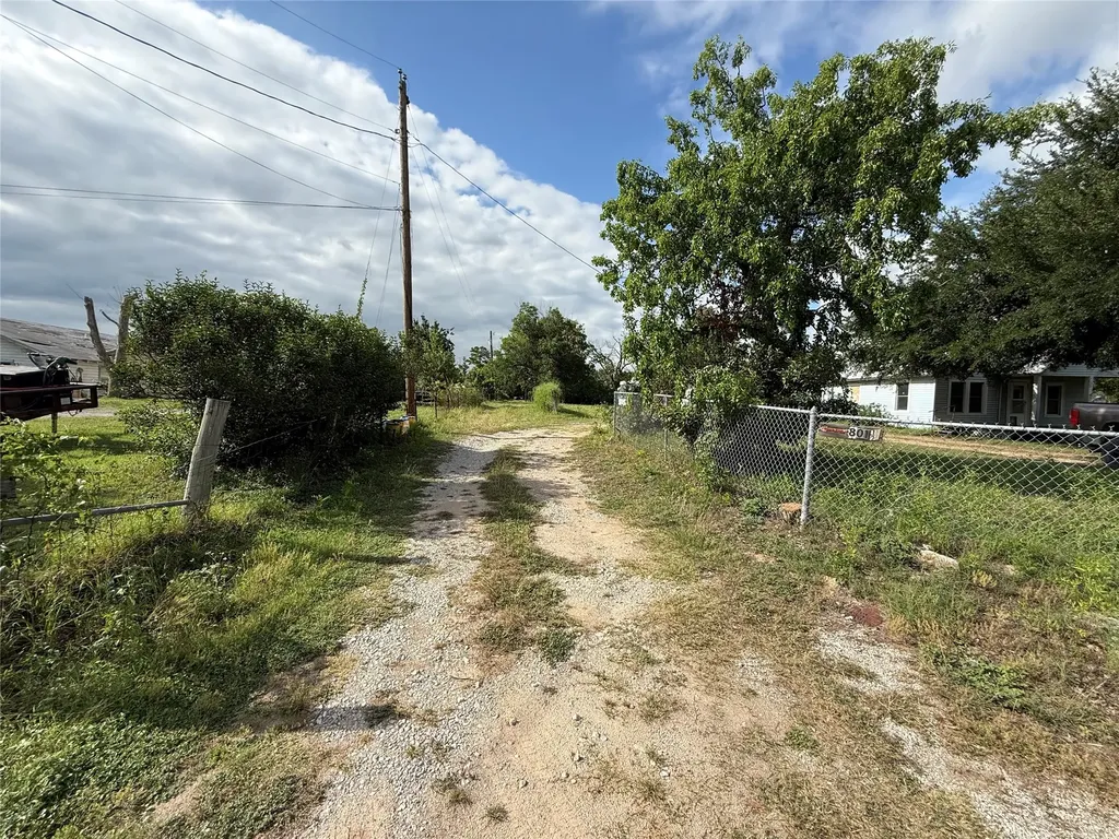 801 1/2 E Walcott Avenue Comanche TX 76442