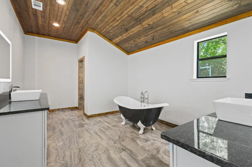 516 County Road 27450 Honey Grove TX 75446