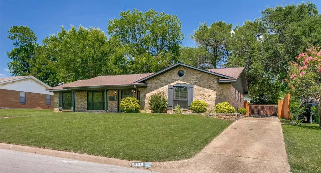 4009 Twilight Drive S Benbrook TX 76116