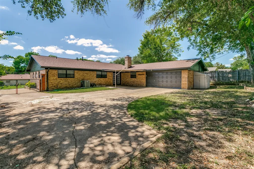 4009 Twilight Drive S Benbrook TX 76116