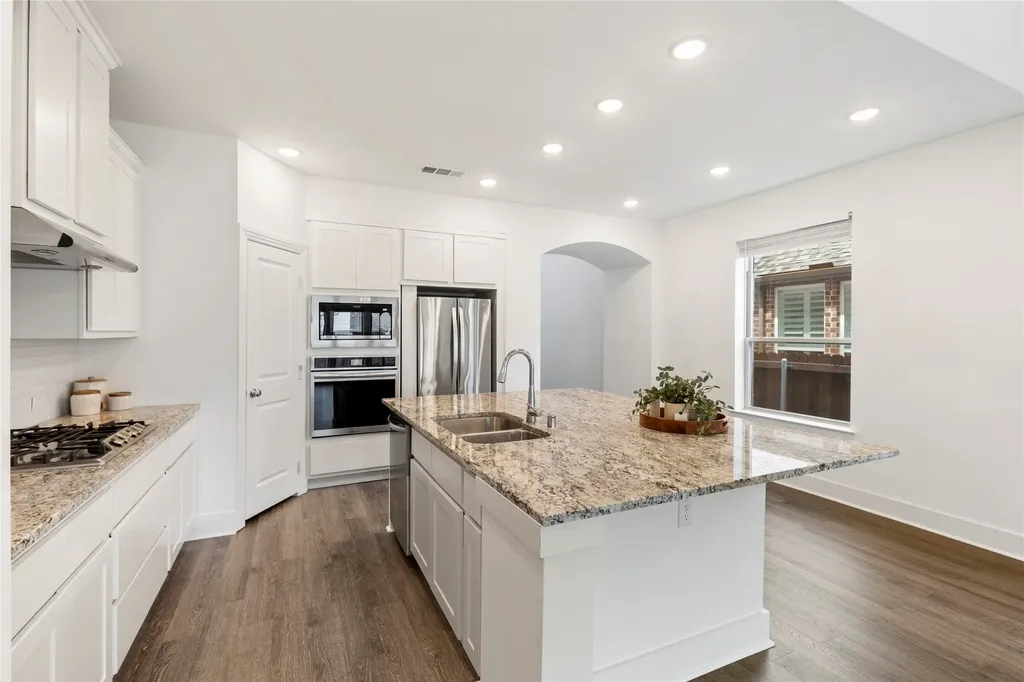 1822 Eagle Landing Van Alstyne TX 75495