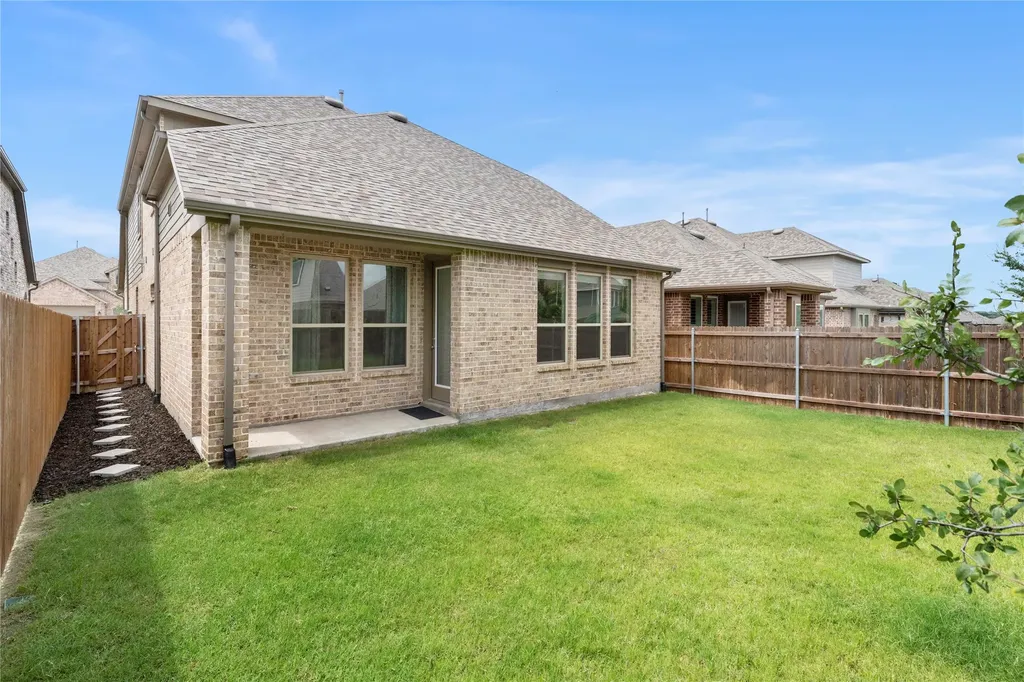 1822 Eagle Landing Van Alstyne TX 75495