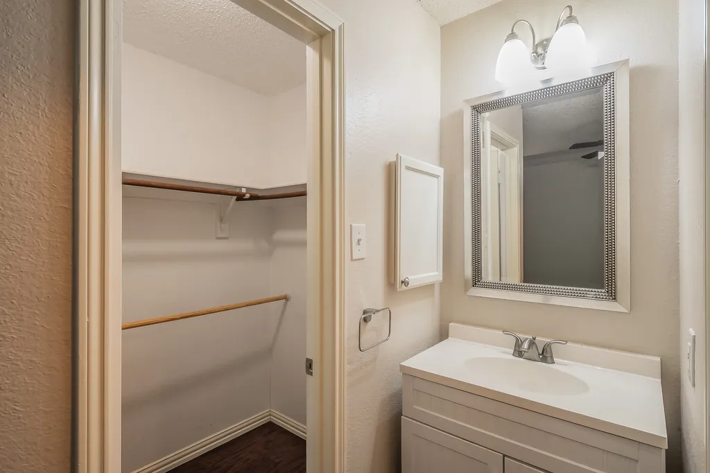 6402 Valleybrooke Court Arlington TX 76001