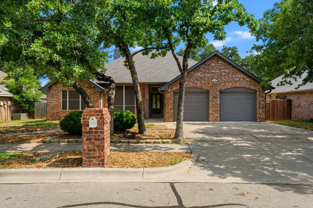 2305 Whispering Oaks Denton TX 76209