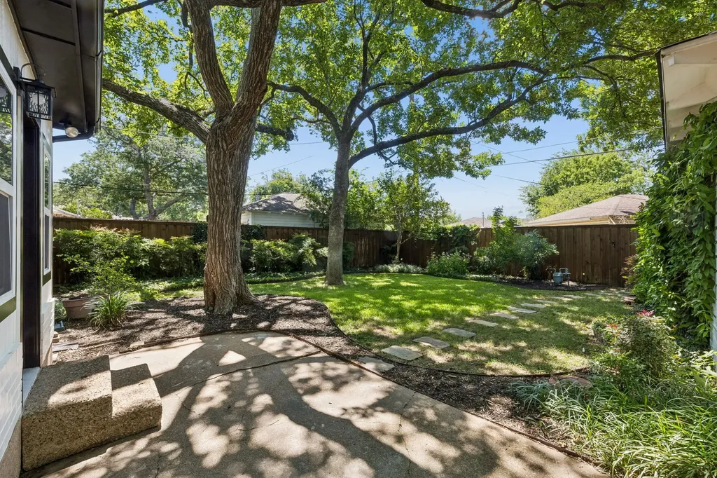 1812 Swan Drive Dallas TX 75228
