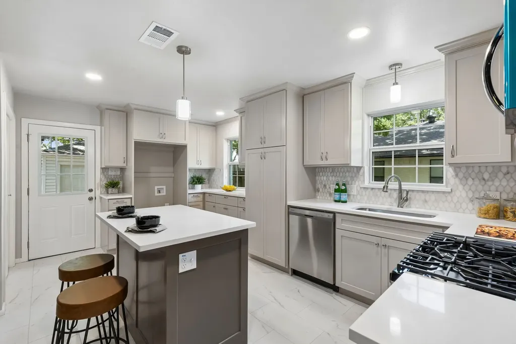 1812 Swan Drive Dallas TX 75228