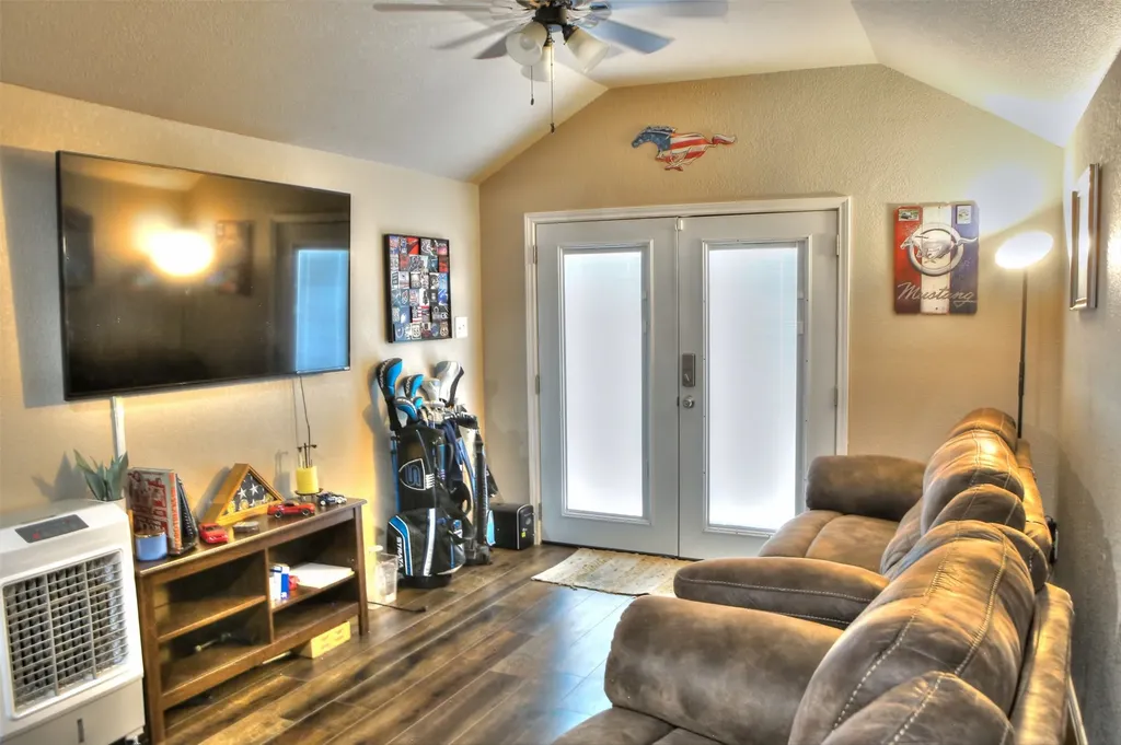 652 Chestnut Lane Saginaw TX 76179