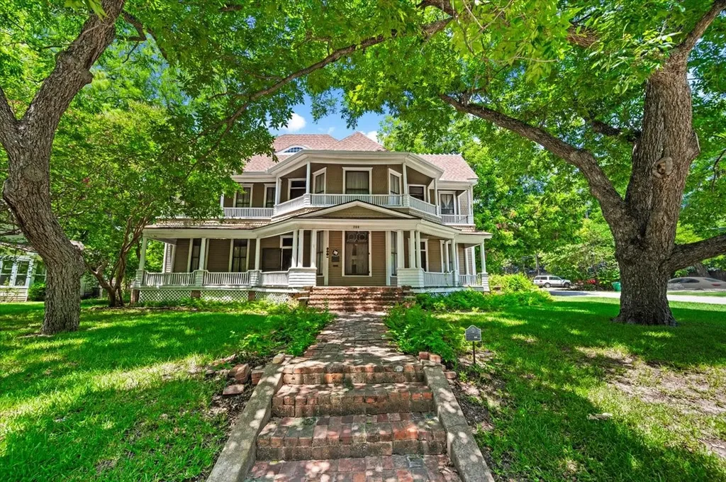 200 S Hawkins Street Waxahachie TX 75165