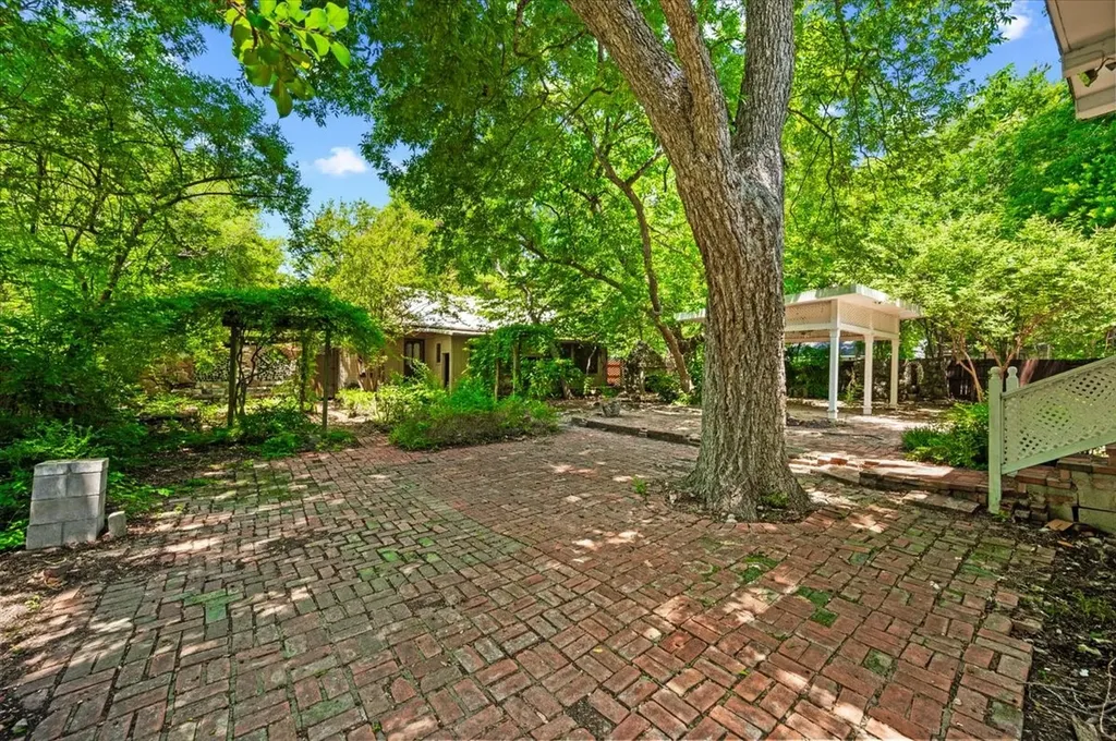 200 S Hawkins Street Waxahachie TX 75165