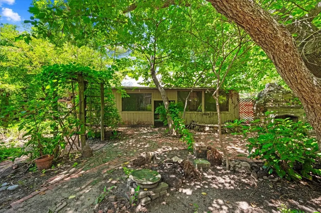 200 S Hawkins Street Waxahachie TX 75165