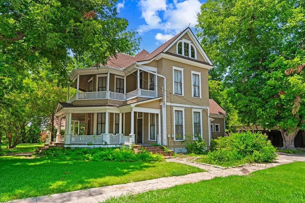 200 S Hawkins Street Waxahachie TX 75165