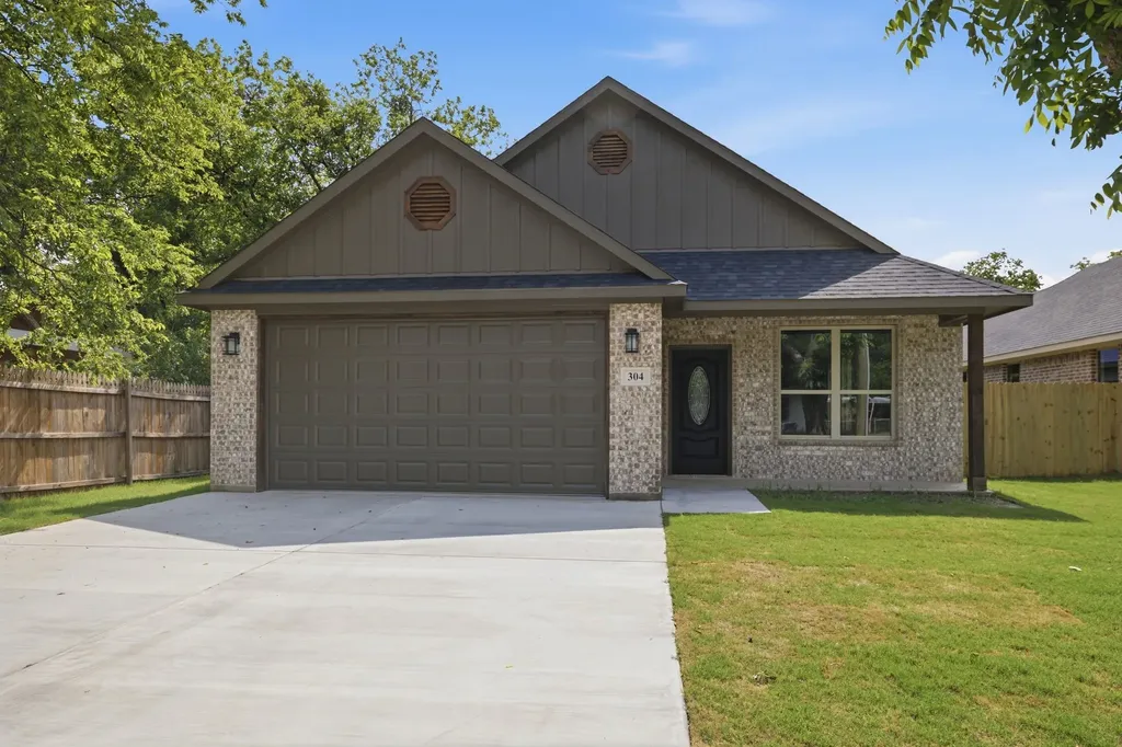 304 Evans Street Cleburne TX 76031